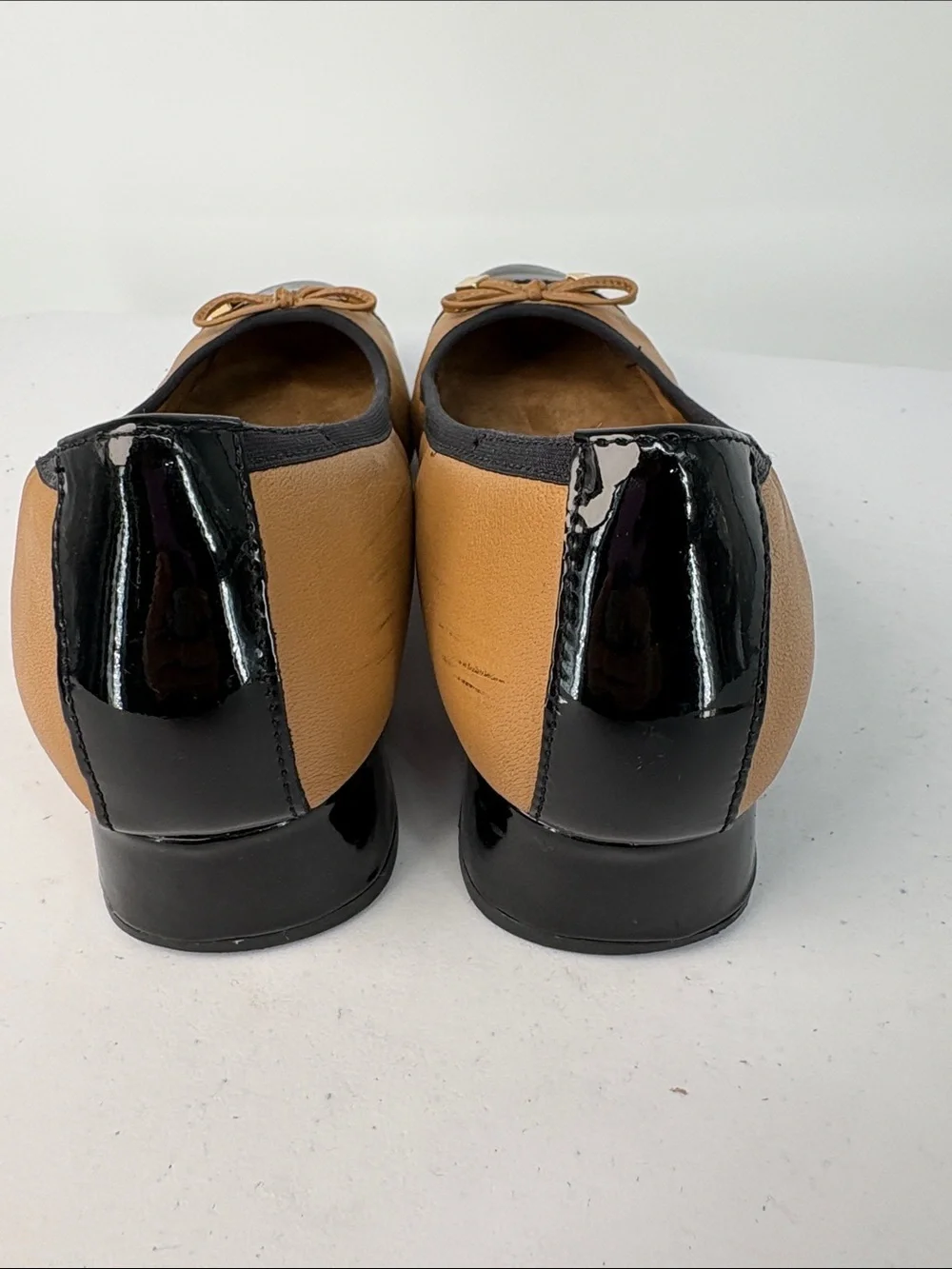 🐎 Vionic Tan and Black Cap-Toe Ballet Flats with Bow Accent DAPHNE